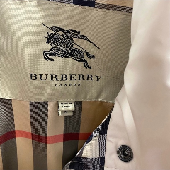 Authentic Burberry Down Coat in White. - Picture 3 of 8